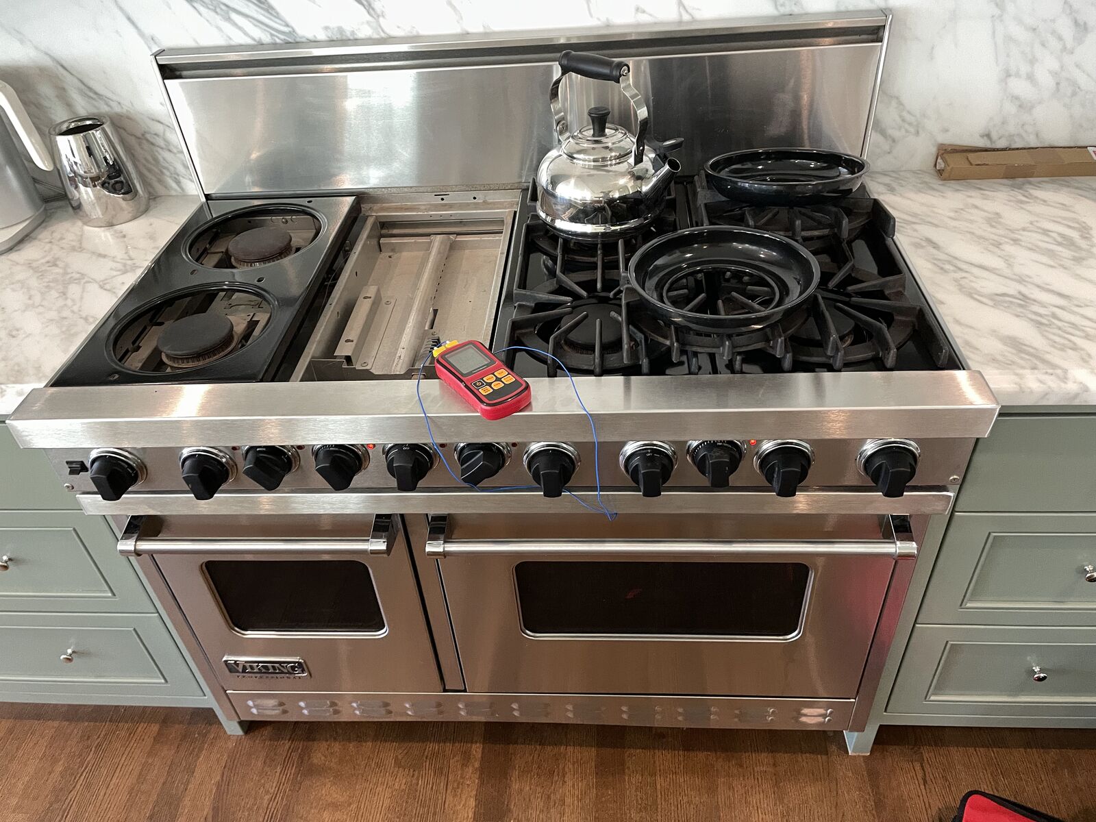 Professional dual-fuel range in a luxury Lexington kitchen