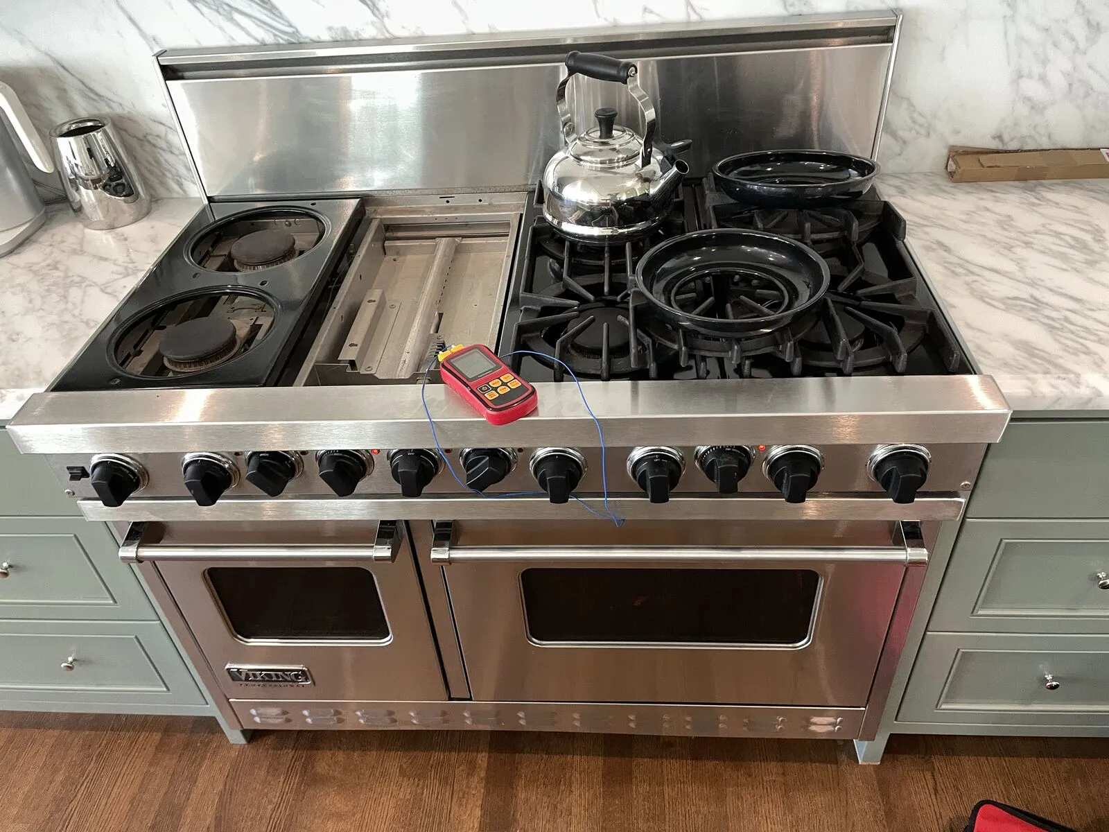 Professional dual-fuel range in a luxury Lexington kitchen